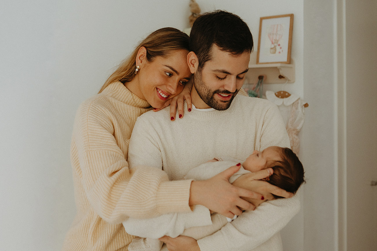 Fotografía de unos padres con su hijo recién nacido