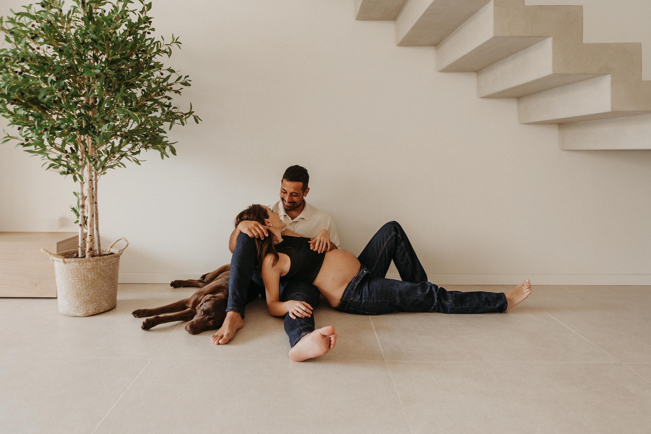Fotografía de una pareja con su perro