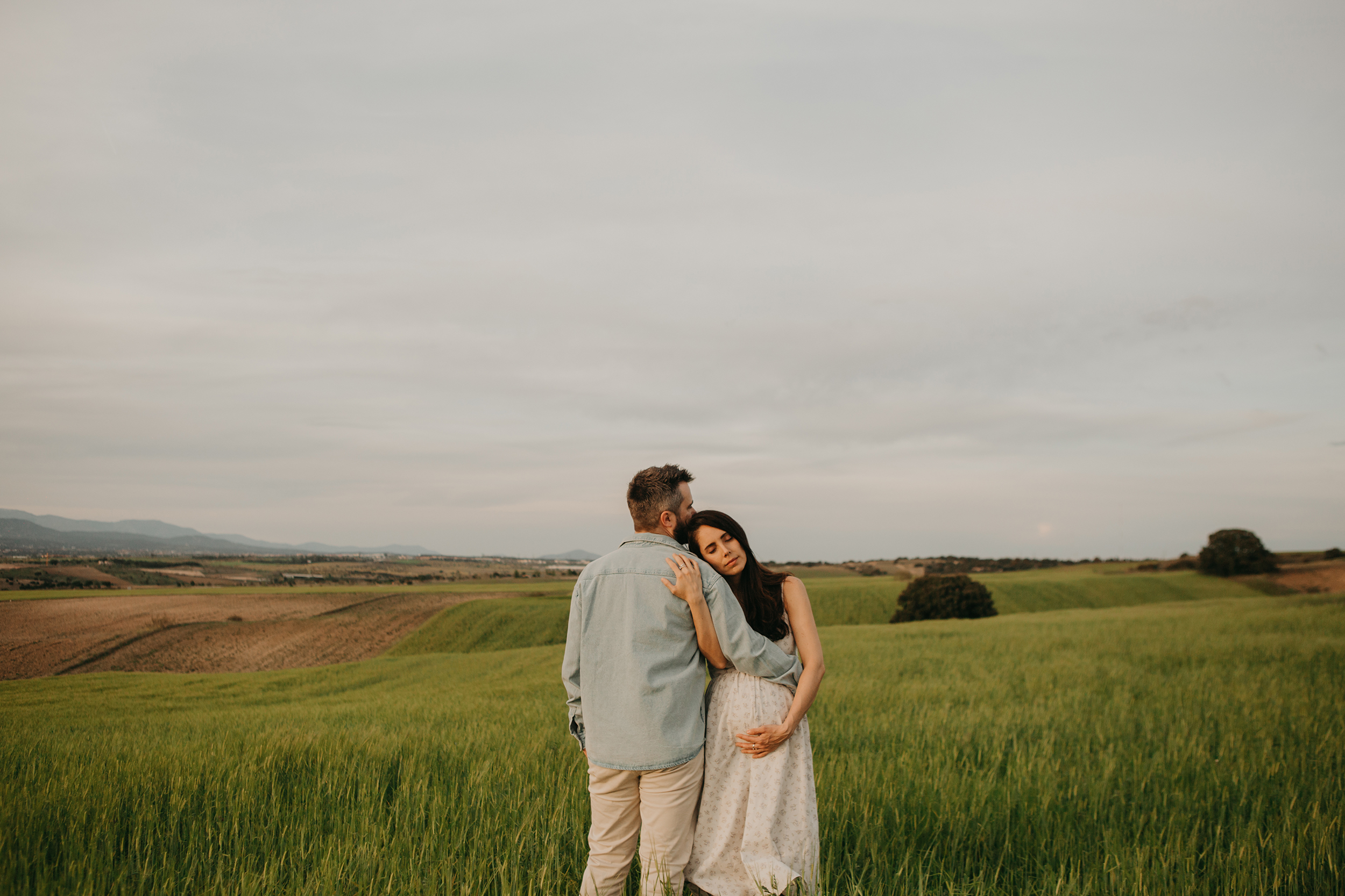 Fotografía de una pareja en el campo